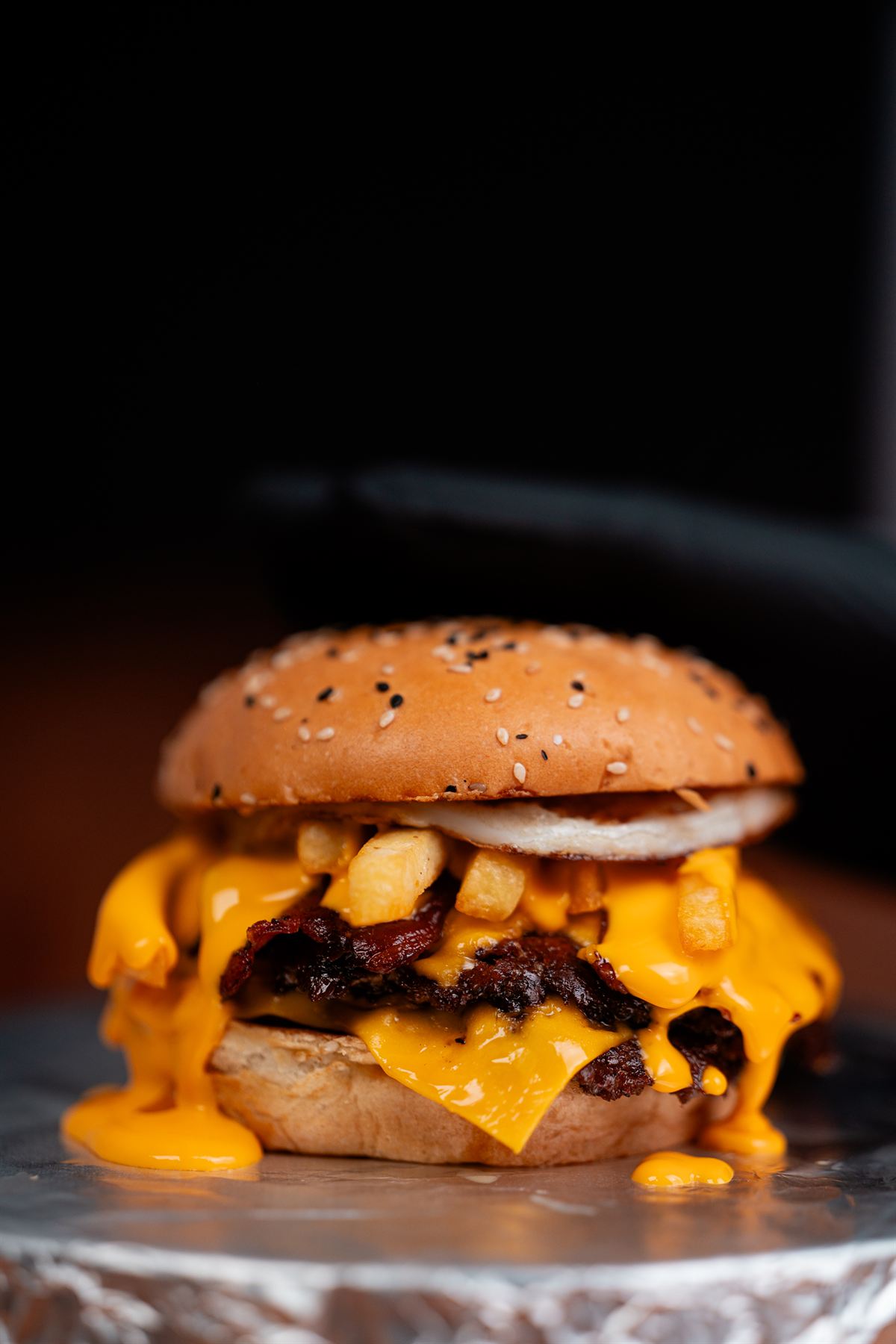 Atroz de FEROZ, con cheddar, bacon, huevo y papas