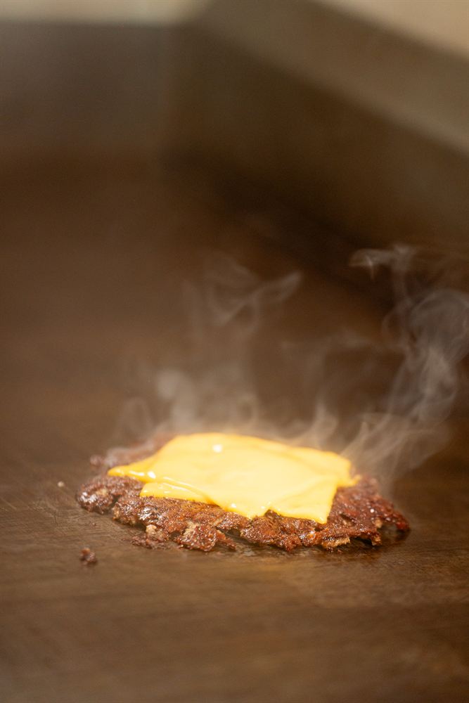 El cheddar fundiéndose sobre la carne